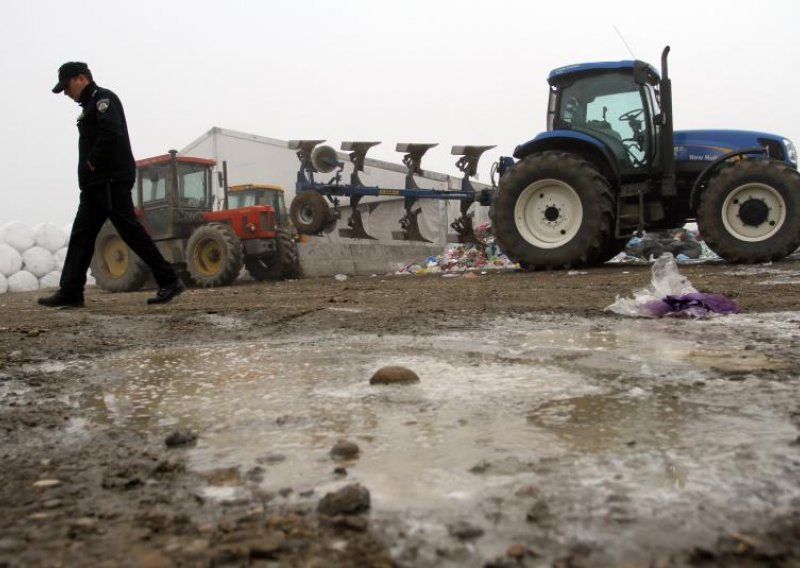 Traktorima blokirano odlagalište s kojeg istječe - staro mlijeko!