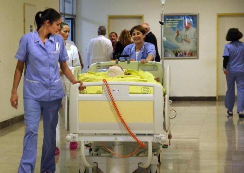 Medicinske sestre idu u štrajk zbog drugog rezanja plaća
