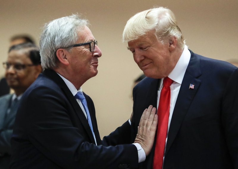 Juncker kaže da je Trump inicirao poljubac