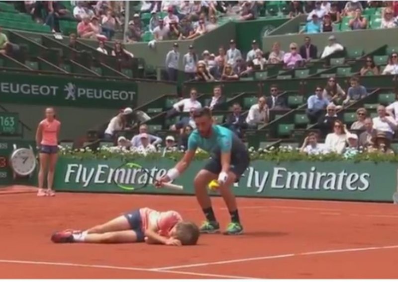Nesreća u Roland Garrosu; cijeli stadion se uhvatio za glavu kada je nastradao dječačić koji dodaje loptice