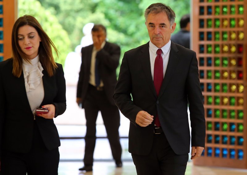 Pupovac se obrušio na Grabar Kitarović: Podliježe najnižim strastima