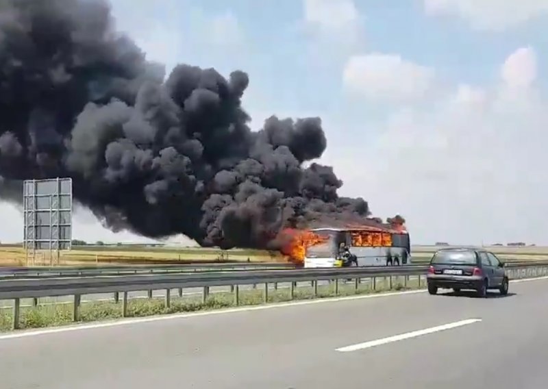 Buktinja na autocesti kod Beograda, zapalio se hrvatski autobus