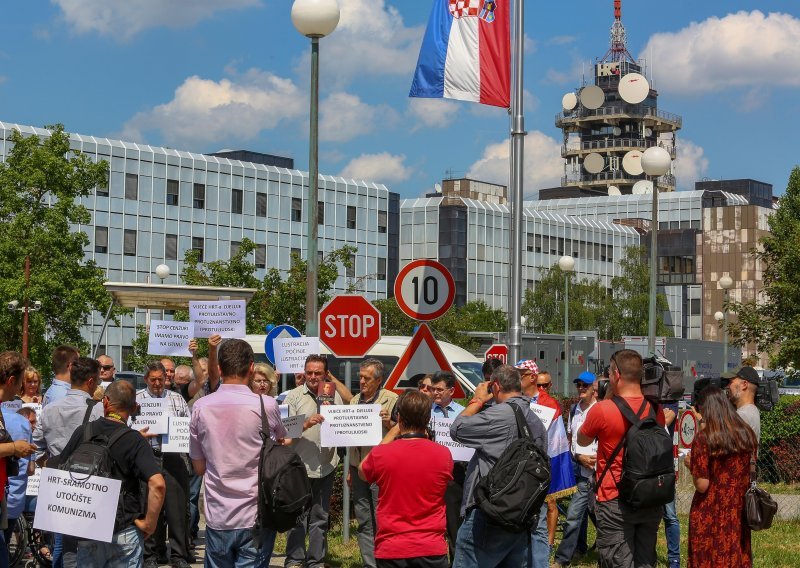 Grupa desničara prosvjedovala ispred HRT-a jer su se ogradili od emisije o Jasenovcu