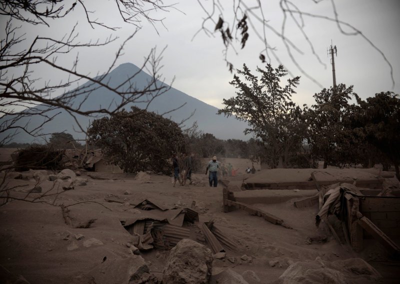 Gvatemalu pogodili potres i nova erupcija vulkana Fuego