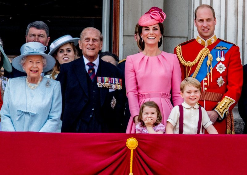 Evo zašto Kate Middleton nikad neće nositi ovaj model cipela u društvu kraljice