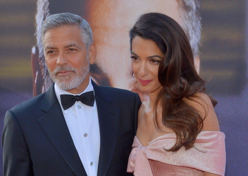 Nakon prometne nesreće, zabrinuta Amal ne odvaja se od ozljeđenog Clooneyja