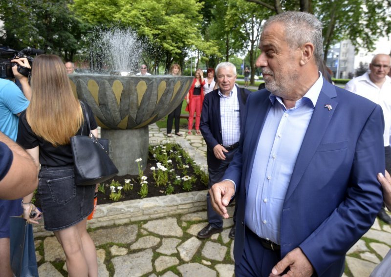 Zagreb dobio novu-staru fontanu koja se zove 'Tratinčica za Tita'