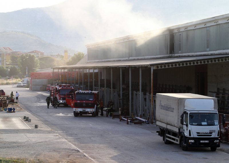 Usred noći izbio požar u skladištu u Splitu