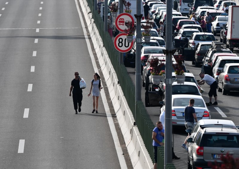Srbijanski vozači blokirali promet zbog preskupog goriva, traže niže trošarine