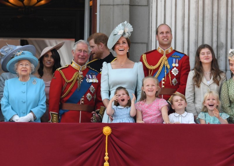 Zašto je Meghan Markle stajala u drugom redu na balkonu, iza leđa Kate Middleton