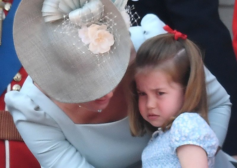Slavlje umalo završilo tragično: Pogledajte brzu reakciju Kate Middleton u trenutku pada princeze Charlotte