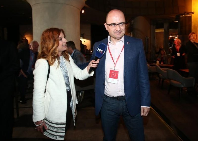 Milijan Brkić postrojava HDZ-ovce: Gotovo je s putovanjima