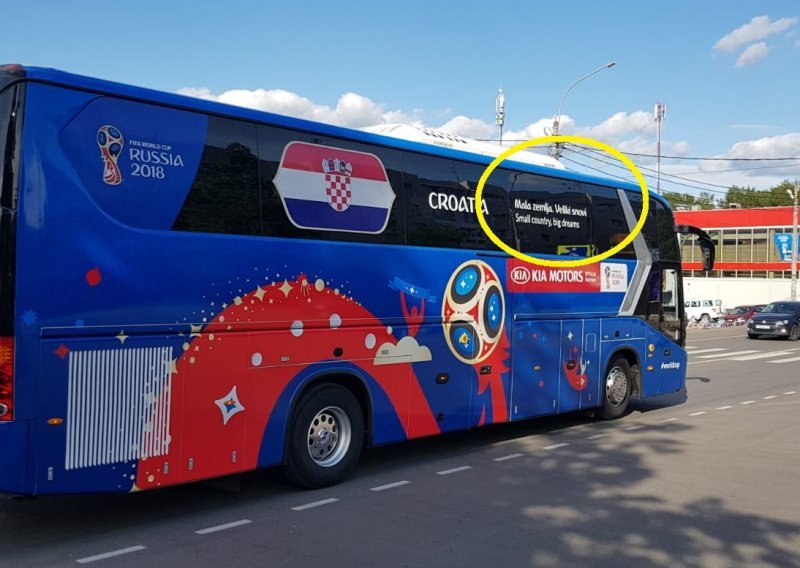 Prvi smo iz Rusije dobili fotografiju busa koji će voziti Modrića i društvo; evo što na njemu piše