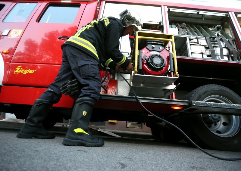 Zapalio se auto u Maksimirskoj, čak devet osoba ozlijeđeno