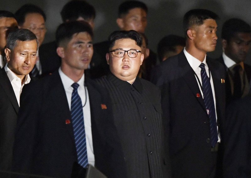 Kim Jong-un prošetao Singapurom uoči summita s Trumpom, a pao je i selfie
