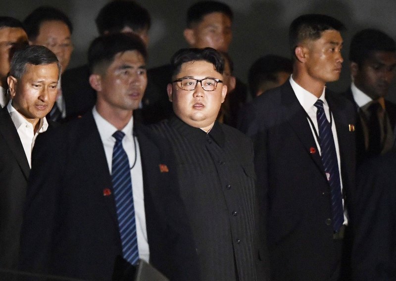 Kim Jong-un prošetao Singapurom uoči summita s Trumpom, a pao je i selfie