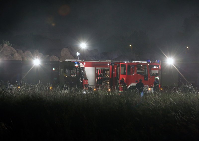 Novi požar u Zagrebu, planulo pored tvornice papira