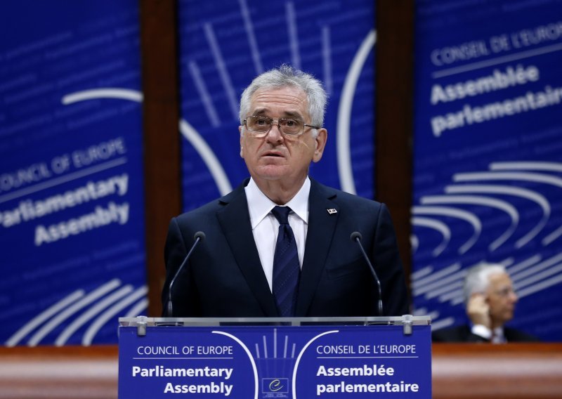 Nikolić žali što će izostati 'dogovor' s Josipovićem