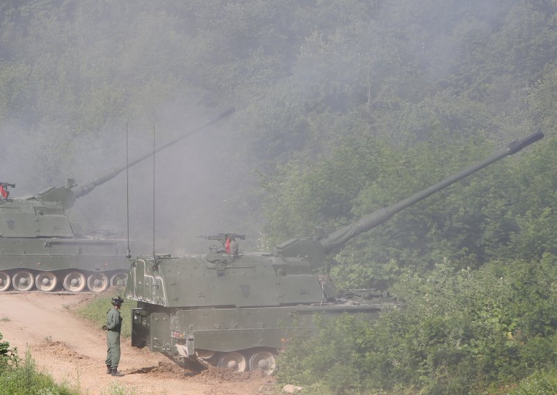 Pogledajte kako izgleda združena akcija helikoptera Kiowa Warriora i Panzer haubica