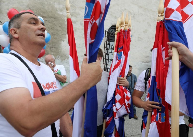 Performans na Markovu trgu: 'Narod odlučuje' predao potpise uz mahanje zastavama i pjevanje domoljubnih budnica
