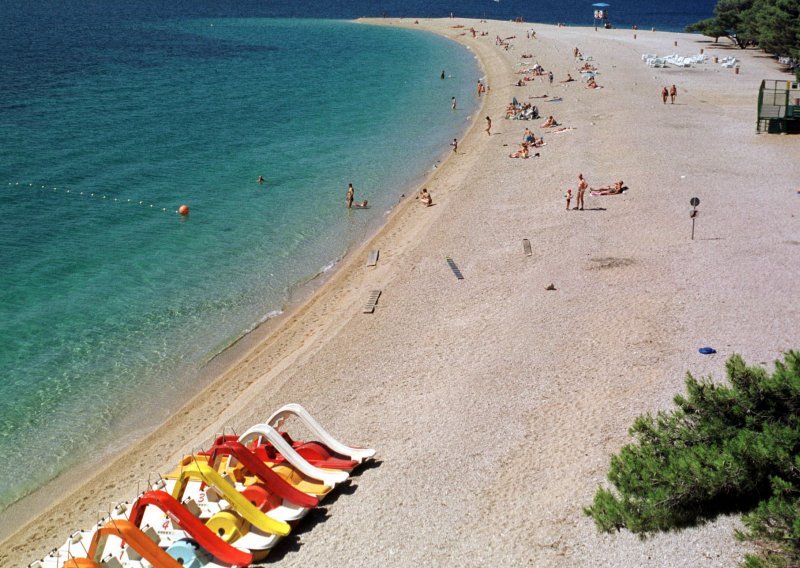 Požar u Bobovšću na Braču na nekoliko metara od kuća i vikendica