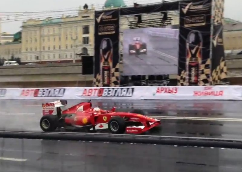 Kamui Kobayashi pred publikom zakucao Ferrari u zid