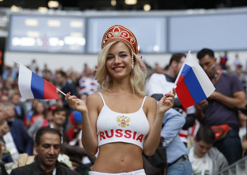 Fatalne ruske navijačice privlačile pozornost; zbog njih su svi stalno pogledavali prema tribinama