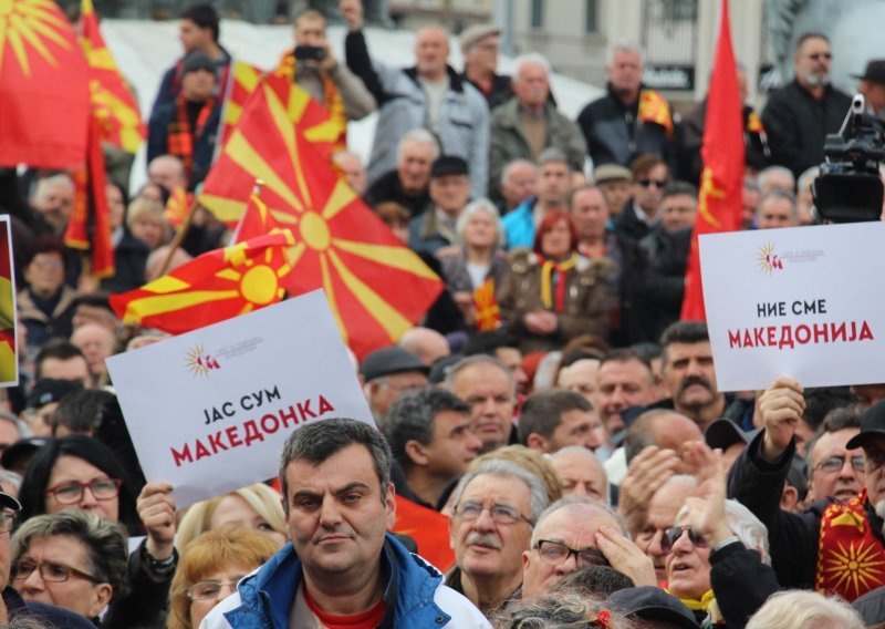 Makedonci prosvjeduju protiv sporazuma o imenu, policija u Skoplju uhitila deset osoba