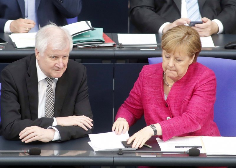 Sporazum o migrantima za sada otklonio pritisak na Angelu Merkel