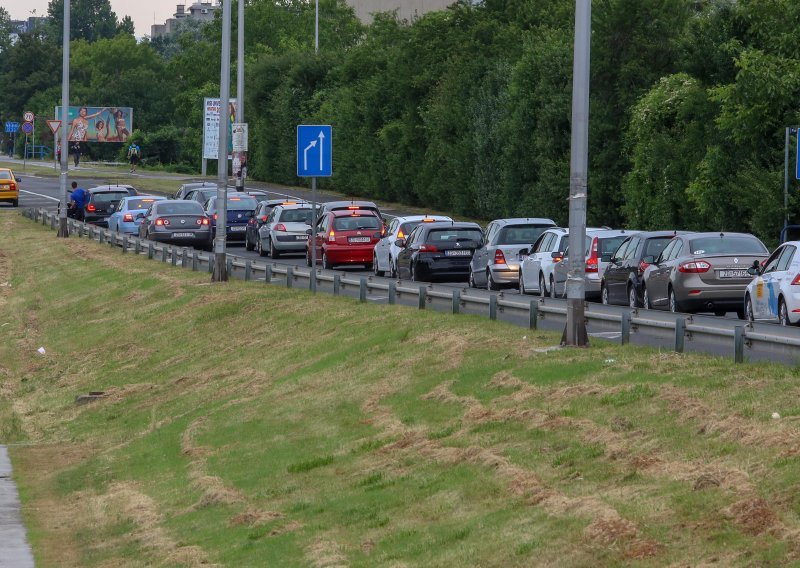 Pojačan promet i bura otežavaju vožnju prema moru