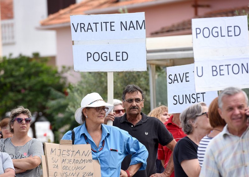 U Petrčanima se prosvjedovalo protiv gradnje javnog WC-a