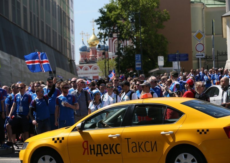 Procurila snimka taksija koji je pomeo pješake središtu Moskve