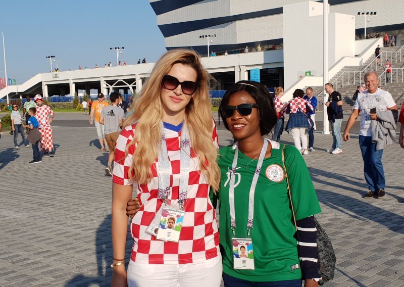 Zbog ove dvije prekrasne navijačice u redu su stajali i Hrvati i Nigerijci