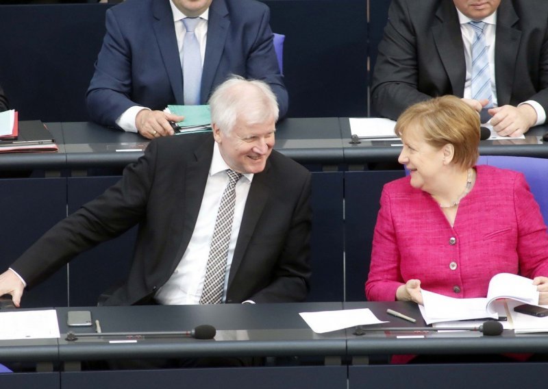 Merkel spasila fotelju: Postignut konačni dogovor oko izbjeglica, izbjegnut raspad vladajuće koalicije