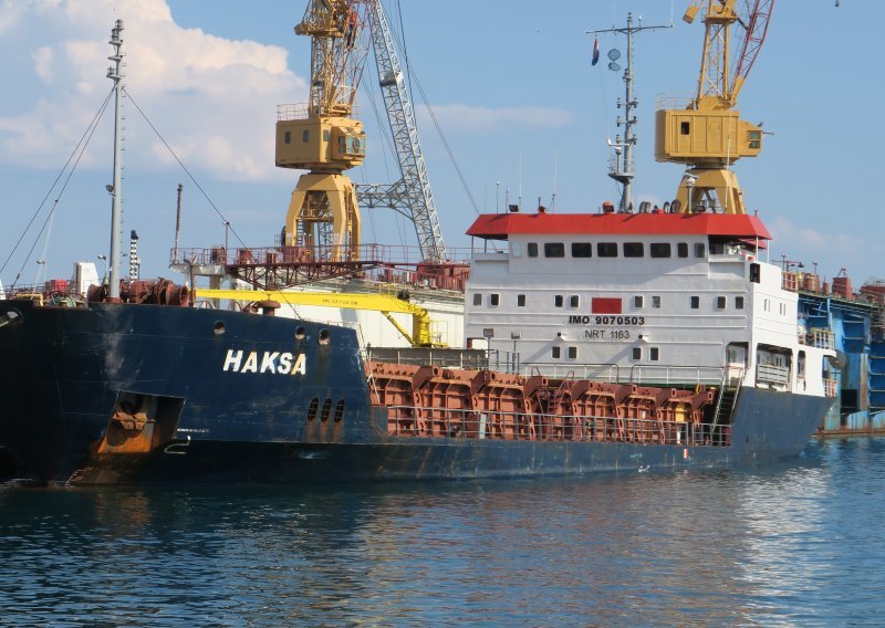 Havarirani turski brod 'Haksa' dotegljen u Brodotrogir