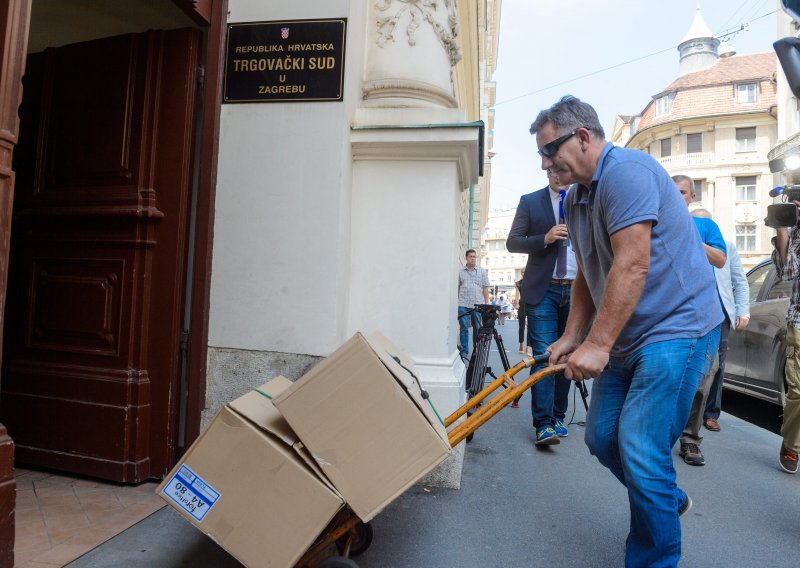 U dvije kutije na kolicima Sudu predana nagodba vjerovnika Agrokora