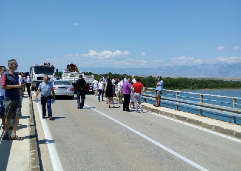 Kulminacija sukoba investitora i vlasti: Kamionima blokirali Virski most, uhićen načelnik Kapović