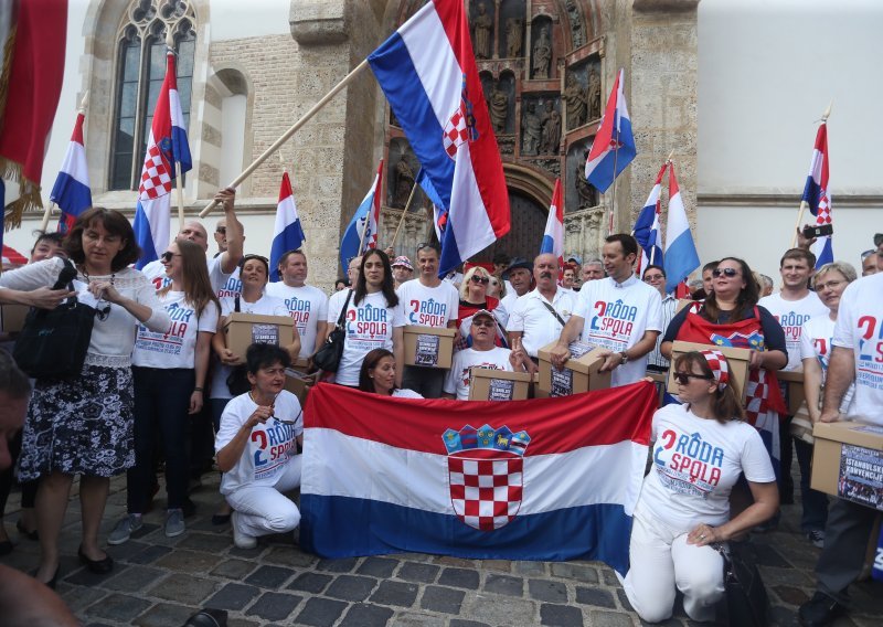 Ništa od dva referenduma jer su ih podržavali mrtvi i strani državljani, a bilo je i drugih muljaža