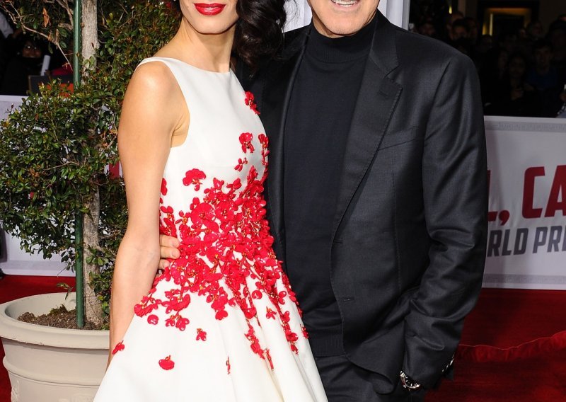 George Clooney ne skida ruke sa svoje Amal