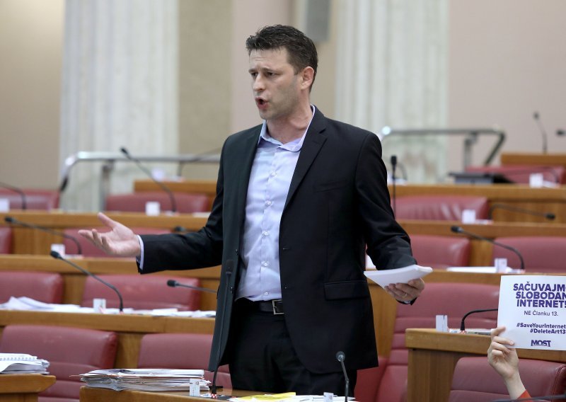 'Božo Petrov, znali ste, a šutjeli; cijeli Most je znao. Ne samo da šute, nego lažu'
