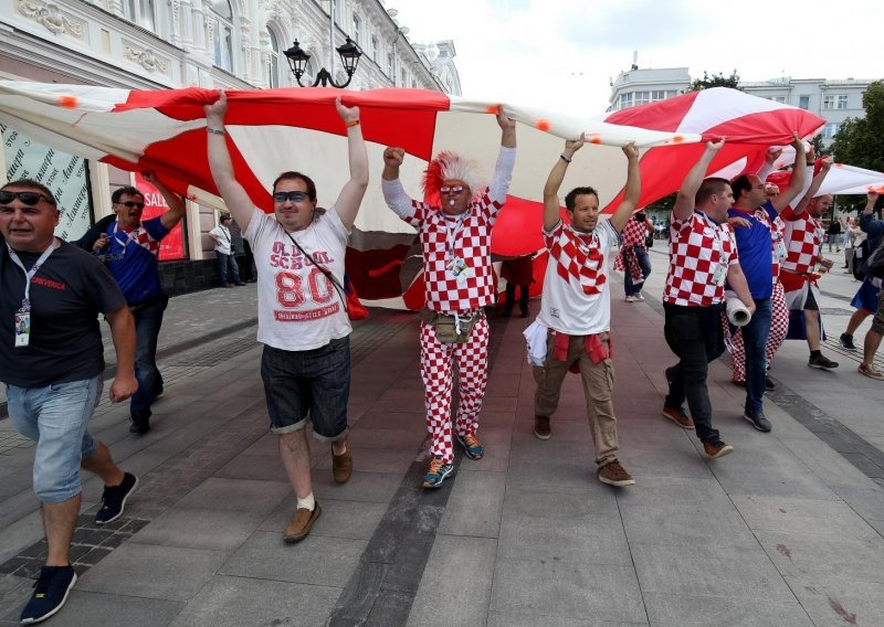 Najduža hrvatska zastava morala biti skraćena, a Argentinci brojniji od naših navijača