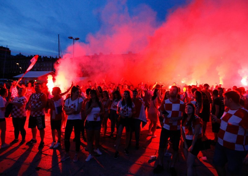 Cijela Lijepa naša uz nogometaše; pogledajte atmosferu iz hrvatskih gradova...