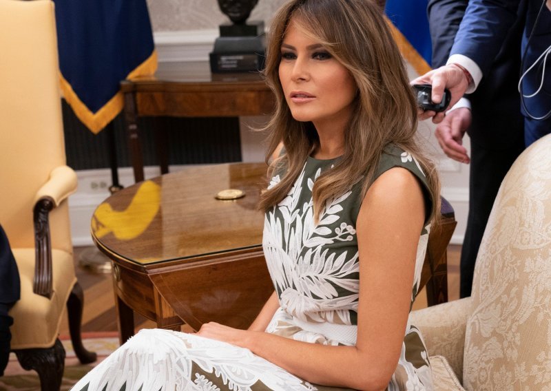 Otkriveno zašto Melania Trump uvijek pozira otvorenih usta