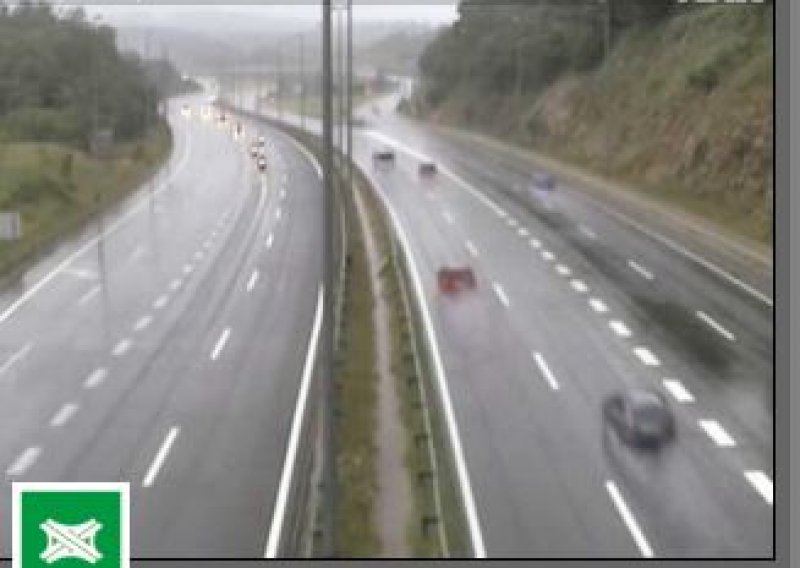 Zbog jake kiše na autocesti Rijeka-Zagreb vozi se 80 kilometara na sat