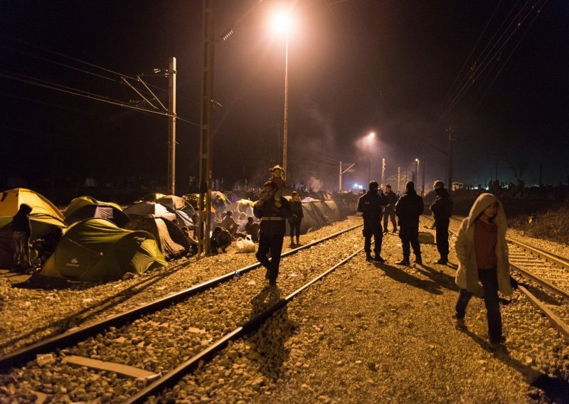 Incident na liniji Bihać - Sarajevo: Migranti zaustavili vlak i pobjegli