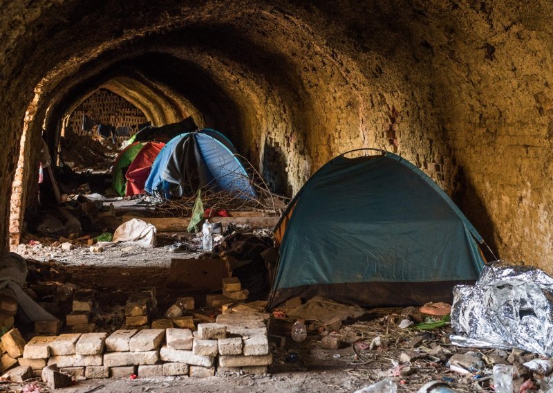 Austrija poslala BiH šatore za migrante, želi spriječiti 2015. na svojim granicama