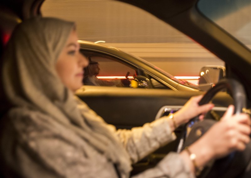 Žene u Saudijskoj Arabiji prvi put za volanom: Čudno se osjećam, tako sam sretna