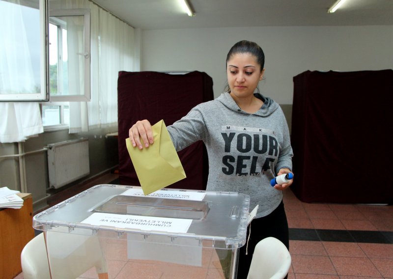 Građani BiH ubacivat će glasačke listiće u poluprozirne kutije