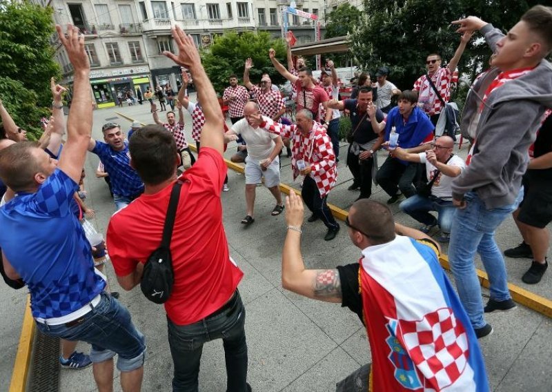 Ovo je odgovor radikalnih hrvatskih navijača na najavu prekida utakmice!