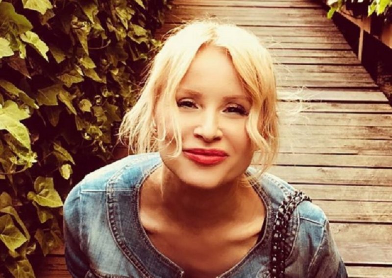 Danijela Martinović objavila fotografiju staru 30 godina: 'Ovdje samu sebe podsjećam na jednu našu pjevačicu...'
